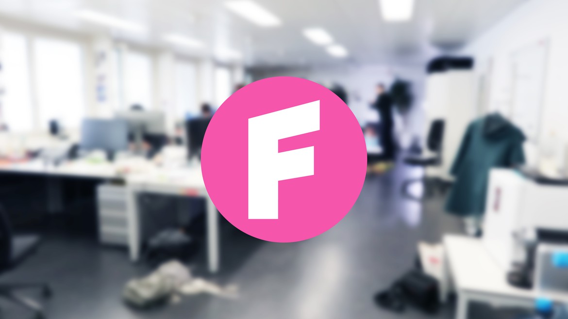 Das Büro der Redaktion mit dem Logo des Kanals (weisses «F» auf pinkem Hintergrund)