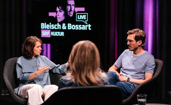 Barbara Bleisch und Yves Bossart mit Felizitas Ambauen auf der Bühne für «Bleisch & Bossart live»