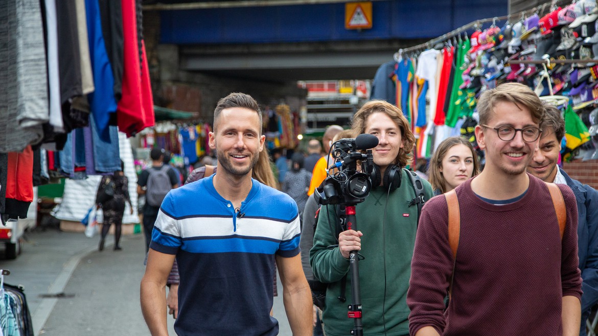 Mit dem Schweizer CNN-Journalist Ursin Caderas erkunden wir den Brixton Market und erfahren von ihm, wie er seinen Traum, bei CNN zu arbeiten, verwirklicht hat.
