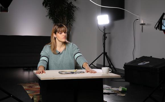 Videojournalistin Stefanie Hasler am Video-Set im Büro von SRF Forward