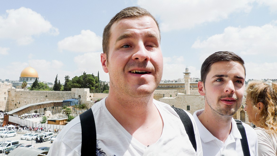 Yves und Jonas in Jerusalem: im Hintergrund die Klagemauer und die goldene Kuppel der Al-Aksa-Moschee.