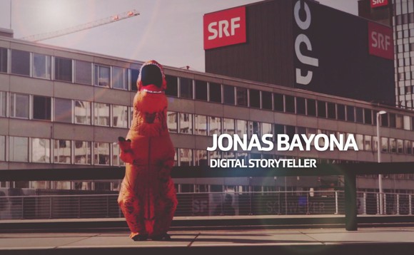 Videostill von Jonas Bayona vor SRF Gebäude