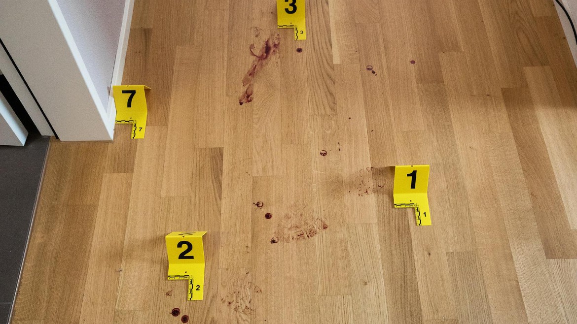 Ein Holzboden mit Blutflecken