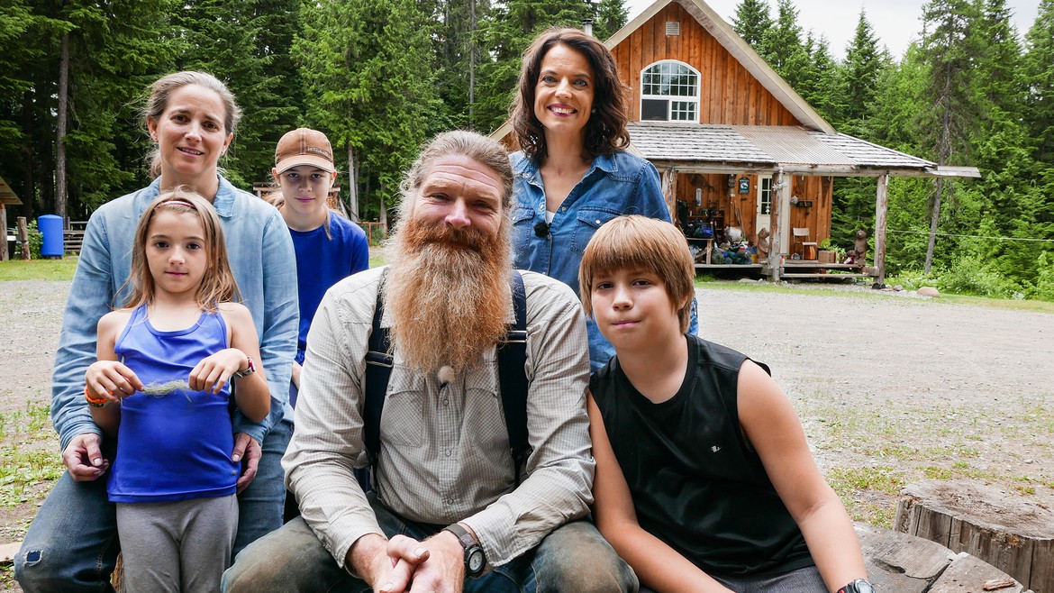 Familie Schönbächler von «Auf und davon» vor ihrem Anwesen in Kanada