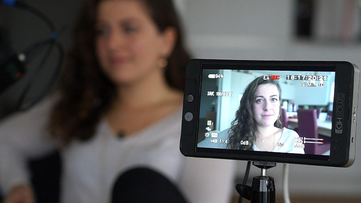 Bloggerin Morena Diaz sitzt im Wohnzimmer und vor ihr steht das Handy im Filmmodus auf einem Stativ