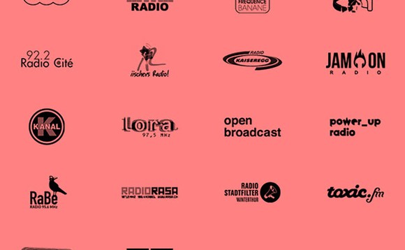 Logos von Unikom-Radios auf roten Hintergrund