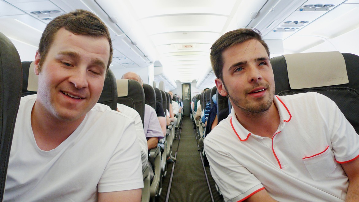 Yves und Jonas im Flugzeug
