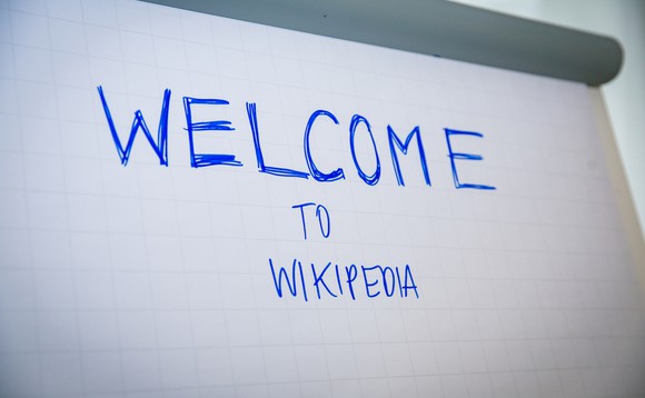 Flipchart mit Aufschrift: Welcome to Wikipedia