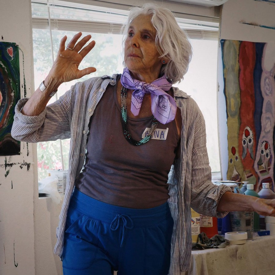 Die Künstlerin Aviva Gold steht in ihrem Atelier und gestikuliert wild mit ihren Händen