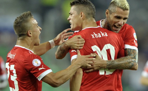 Shaqiri, Xhaka und Behrami bejubeln den Treffer der Schweizer Nationalmannschaft