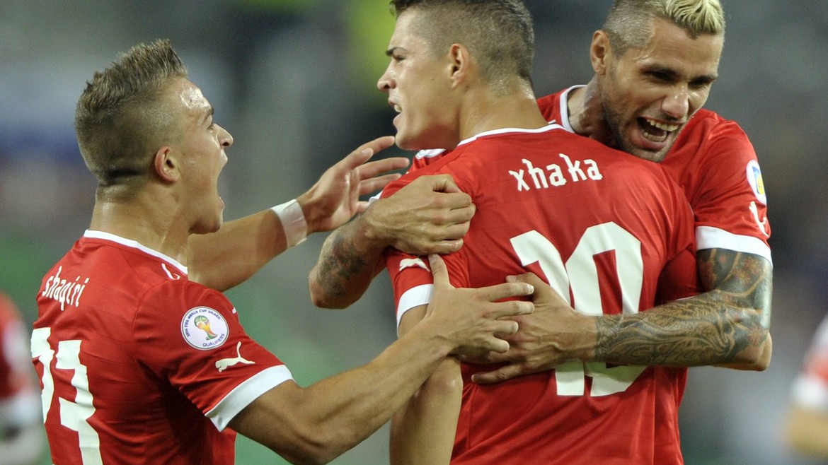 Shaqiri, Xhaka und Behrami bejubeln den Treffer der Schweizer Nationalmannschaft