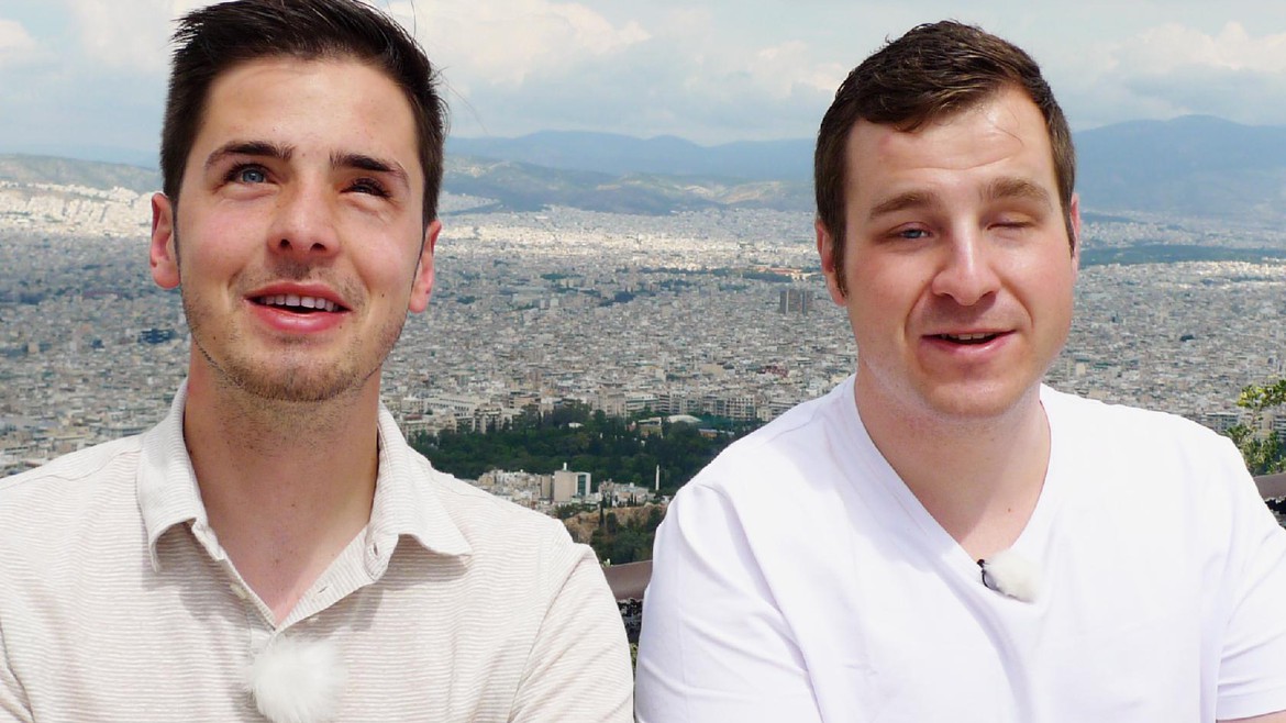 Jonas und Yves über den Dächern von Athen.