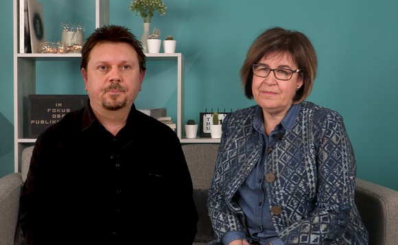 Daniel Kaufmann und Susanne Hasler sitzen auf dem Sofa im Videostudio von SRG Insider