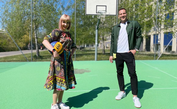 Redaktorin Léa Spirig und Basketballspieler Marco Lehmann auf einem Basketballplatz
