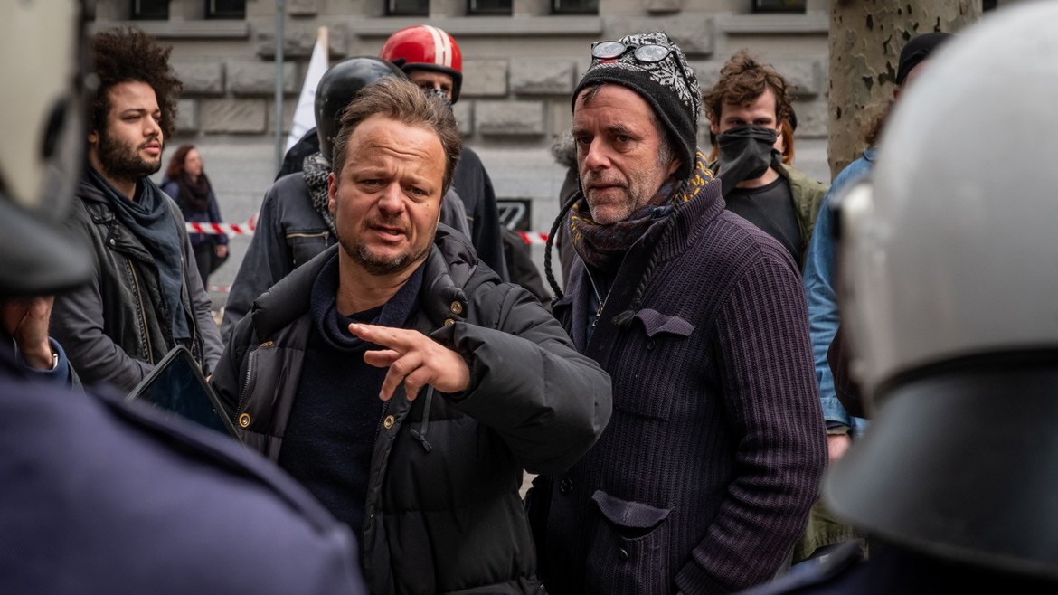 Regisseur Oliver Rihs am Set bei den Dreharbeiten von «Stürm: bis wir tot sind oder frei».