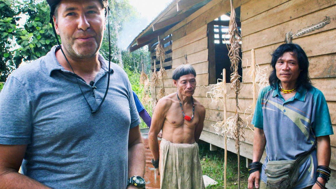 Der Zürcher Regisseur Niklaus Hilber auf Borneo mit dem Urvolk der Penan während dem Dreh seines Spi