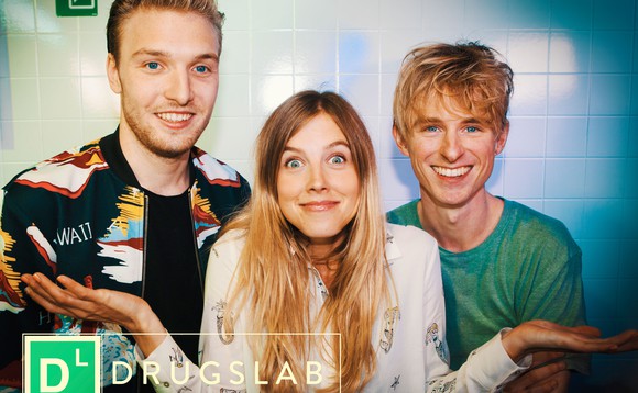 Visual Drugslab mit drei jungen Leuten und Logo