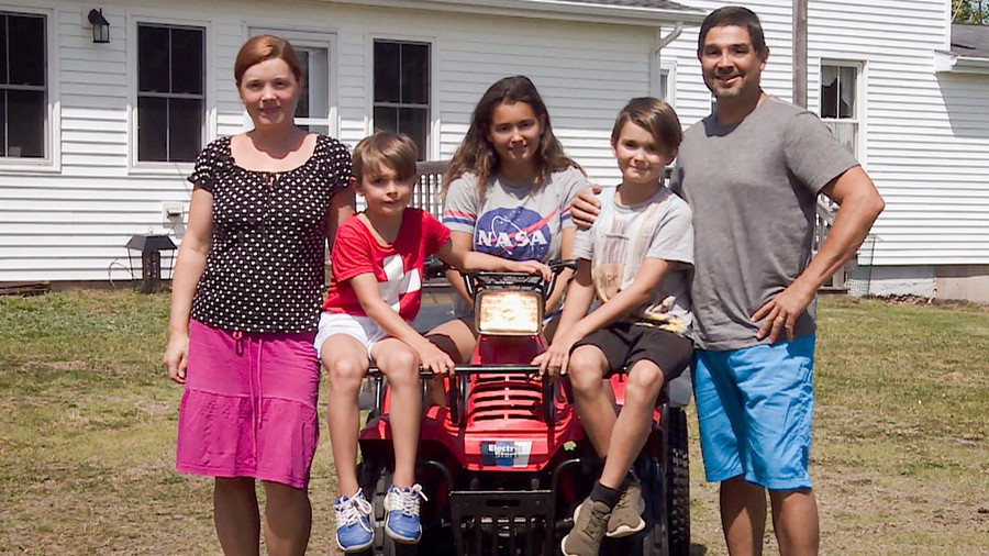 Familie Almeida vor ihrem Haus in Kanada