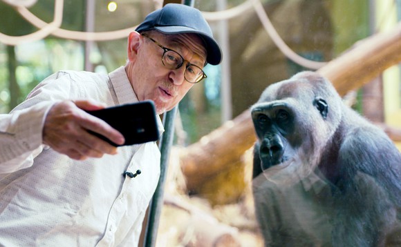 Viktor Giacobbo im macht ein Selfie mit einem Tier im leeren Zoo Zürich.
