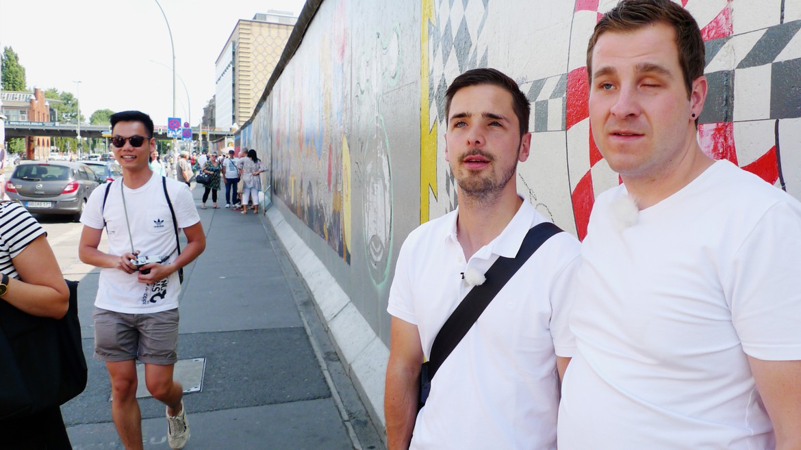 Jonas Pauchard und Yves Kilchör in Berlin an der Mauer