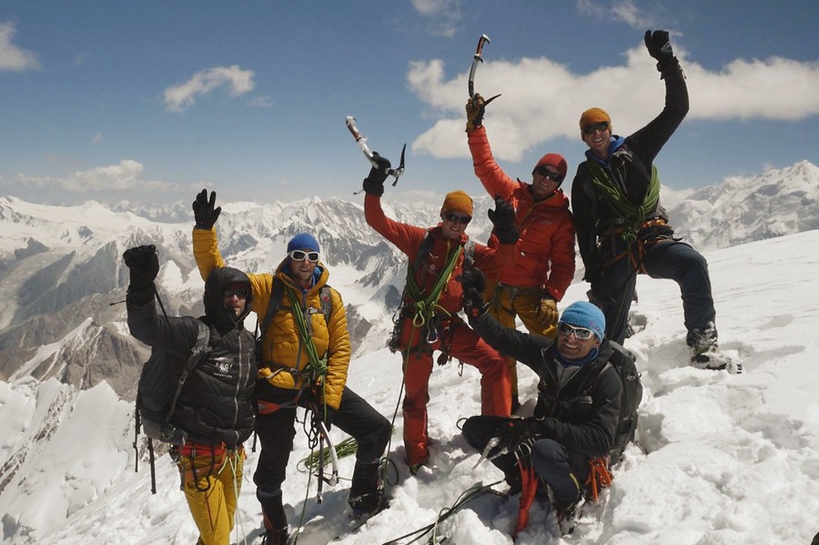 Die fünf Bergsteiger im Chinesischen Gebirge für die Kamera posend
