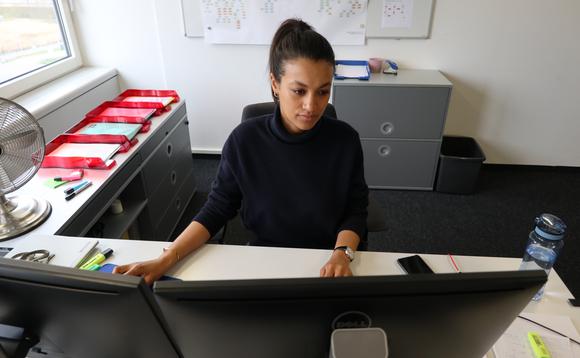 Diarra arbeitet in ihrem Büro am Computer