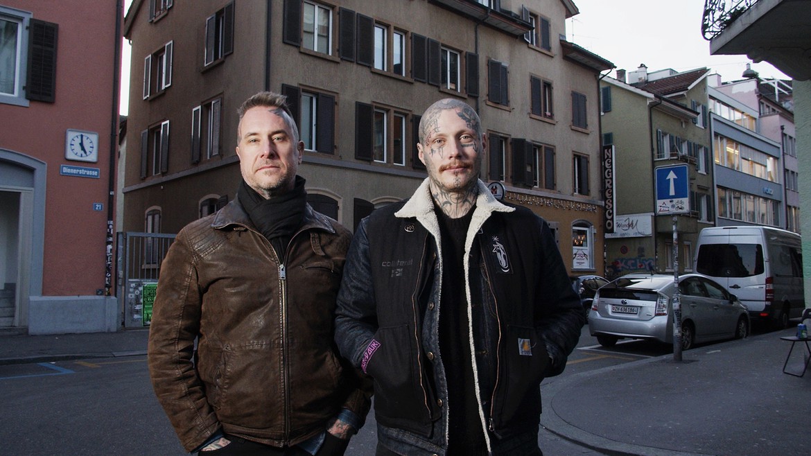 Matt und Timmey auf einer Strassenkreuzung in Zürich.